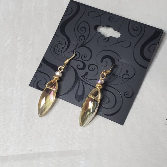 Inter-American set features three pairs of elegant dangle earrings - Picture 5 of 9